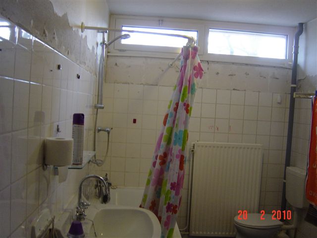 Badkamer situatie voor renovatie